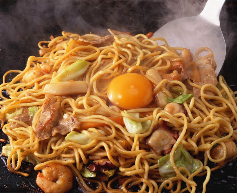 面食,面条,无人,横图,俯视,室内,特写,白天,烹饪,雾,桌面,桌子,蔬菜,厨具,金属制品,阴影,沸腾,朦胧,模糊,新鲜,光线,金属,木制,蒸汽,铲子,锅子,影子,炒面,蛋,蛋黄,鸡蛋,面,肉,料理,食品,水蒸气,雾气,锅,菜肴,美食,肉类,食物,木制品,日式,佳肴,有机食品,绿色食品,锅具,气体,肉食,烹饪用具,草鸡蛋,蒸发,烹调用具,烹调,彩图,高角度拍摄