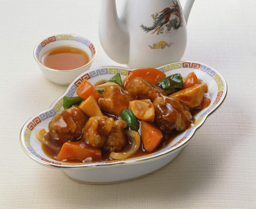 无人,横图,俯视,室内,特写,白天,烹饪,桌面,桌子,蔬菜,餐具,阴影,新鲜,光线,木制,影子,陶瓷,青椒,调料,肉,料理,食品,陶瓷制品,调料瓶,咕噜肉,猪肉,菜肴,美食,肉类,食物,盘子,木制品,容器,碗,日式,佳肴,有机食品,绿色食品,储藏,储存,肉食,豚肉,进餐用具,烹调用具,彩图,高角度拍摄,贮存