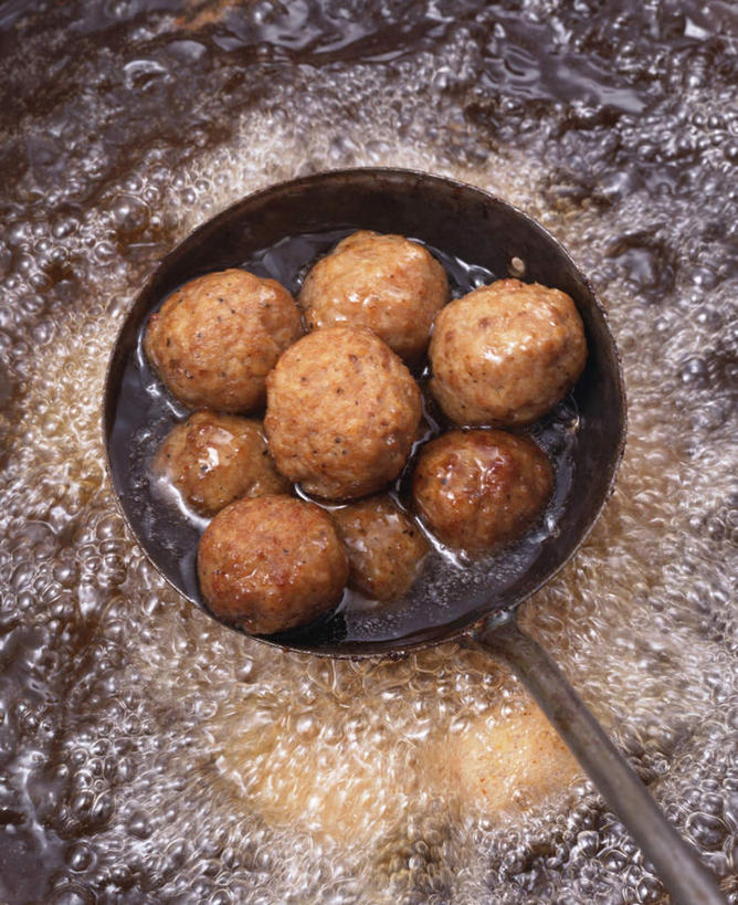 无人,竖图,俯视,室内,特写,白天,烹饪,桌面,桌子,厨具,金属制品,阴影,沸腾,光线,金属,木制,锅子,影子,肉,食用油,油,料理,食品,勺,锅,菜肴,美食,肉类,肉丸,食物,木制品,日式,佳肴,长柄勺,锅具,肉食,烹饪用具,烹调用具,烹调,彩图,高角度拍摄