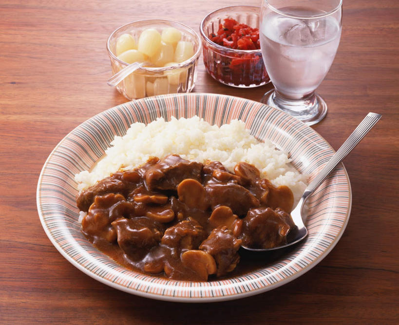 米饭,无人,横图,俯视,室内,特写,白天,烹饪,桌面,桌子,杯子,餐具,阴影,光线,木制,碟子,盘,影子,勺子,腌菜,肉,牛肉,料理,食品,饭,菜肴,美食,肉类,玻璃制品,食物,盘子,木制品,水杯,调羹,碟,汤匙,日式,佳肴,肉食,炖牛肉,玻璃杯,彩图,高角度拍摄