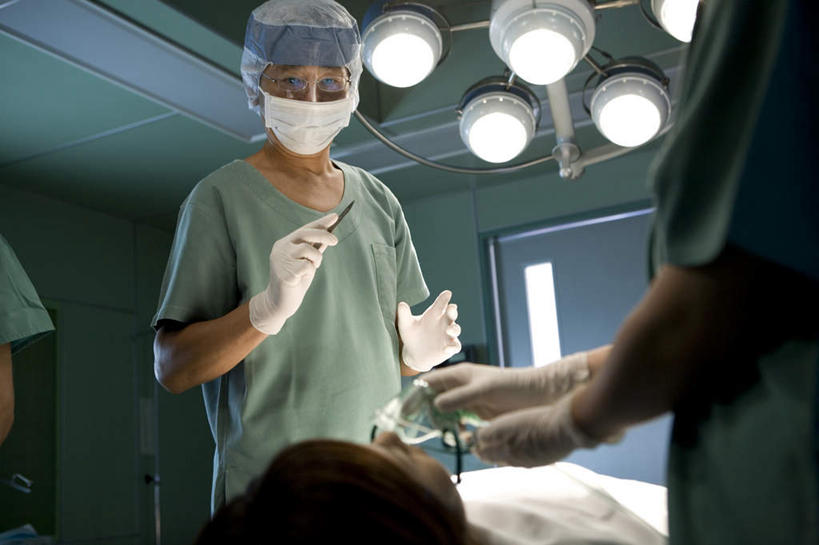 东方人,三个人,医生,病人,医院,站,躺,横图,x光片,室内,白天,正面,工作服,制服,床,帽子,照明,亚洲,戴,阴影,辐射,光线,科学,医学,影子,灯光,床单,拿,拿着,注视,黄种人,灯,病床,手套,灯具,观察,看,站着,医护人员,医疗人员,氧气瓶,观看,照亮,戴着,察看,手术,医疗,医疗设备,手术室,氧气面罩,科学技术,x射线,被单,照明设备,关注,医疗器械,橡胶手套,x光,无影灯,医疗机构,手术帽,工作制服,男人,男性,年轻男性,年轻女性,女人,女性,亚洲人,大夫,患者,就医者,躺着,站立,半身,彩图,工作套服,病院,诊所,电磁波,电磁辐射