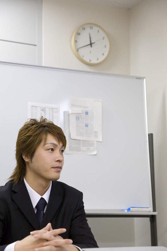 东方人,一个人,商务人士,商务男性,坐,竖图,室内,白天,正面,衬衫,西装,亚洲,仅一个男性,仅一个人,阴影,套装,正装,时间,光线,笔,时钟,影子,墙,办公用品,纸张,注视,职业装,黄种人,墙壁,墙面,文具,仅一个年轻男性,记号笔,学习用品,黑板,挂钟,观察,看,表,观看,文具用品,察看,关注,商务装,指头,工薪阶层,男人,男性,年轻男性,亚洲人,白领,上班族,钟,坐着,半身,彩图,衬衣