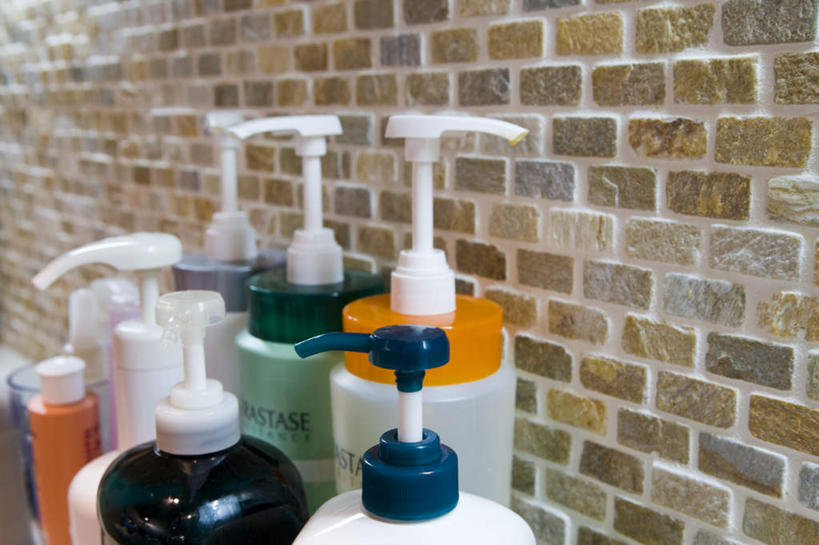 无人,横图,室内,特写,白天,正面,一排,许多,阴影,整齐,并列,并排,光线,洗发水,影子,墙,墙壁,墙面,排列,瓶子,塑料制品,塑料瓶,洗发液,护发素,理发店,理发屋,队列,平行,彩图