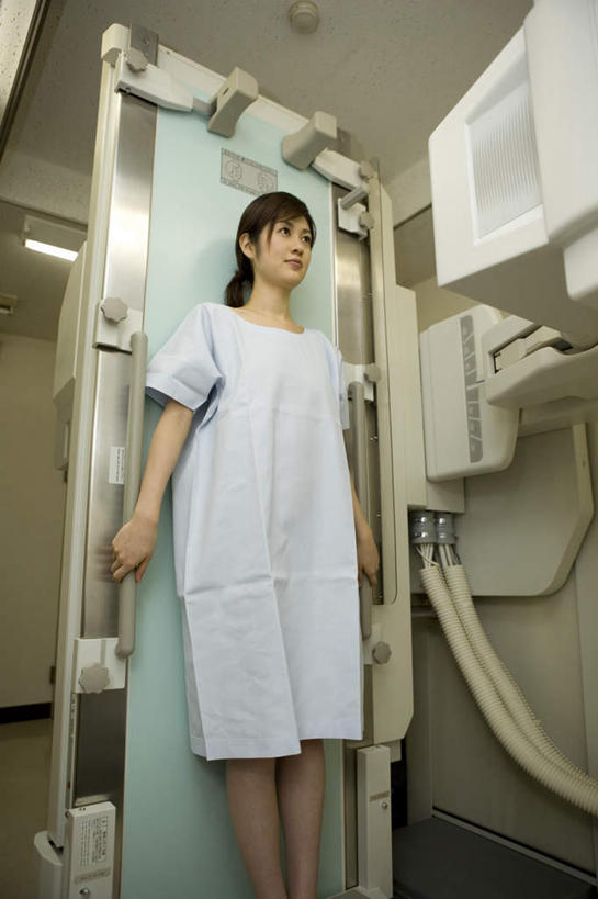 东方人,一个人,病人,医院,站,竖图,x光片,室内,白天,正面,亚洲,仅一个年轻女性,仅一个女性,仅一个人,阴影,服装,检查,辐射,光线,科学,医学,影子,墙,灯光,注视,休闲装,黄种人,顶灯,墙壁,墙面,灯,衣服,灯具,观察,看,倚靠,站着,休闲,休闲服,器械,服饰,观看,体检,察看,医疗,透视,科学技术,x射线,倚着,照明设备,关注,医疗器械,x光,胸透,医疗机构,年轻女性,女人,女性,亚洲人,患者,就医者,站立,半身,彩图,病院,诊所,电磁波,电磁辐射