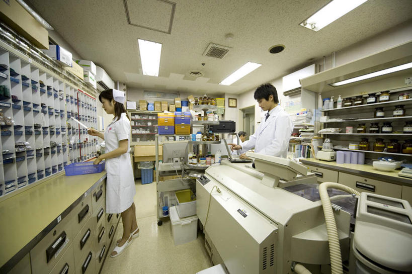 东方人,两个人,医生,护士,医院,横图,室内,白天,侧面,电脑,笔记本电脑,柜子,帽子,亚洲,敲打,阴影,服装,光线,网络,瓷砖,地砖,篮子,药剂,影子,墙,灯光,地面,注视,休闲装,黄种人,输入,通讯设备,吊灯,墙壁,墙面,灯,衣服,橱柜,灯具,打字,观察,看,医护人员,医疗人员,休闲,休闲服,服饰,观看,点击,敲击,察看,无线,操作,护士帽,白衣天使,照明设备,关注,药柜,通信设备,无线网络,无线上网,便携式电脑,医疗机构,按键,手提电脑,男人,男性,年轻男性,年轻女性,女人,女性,亚洲人,大夫,半身,彩图,病院,诊所