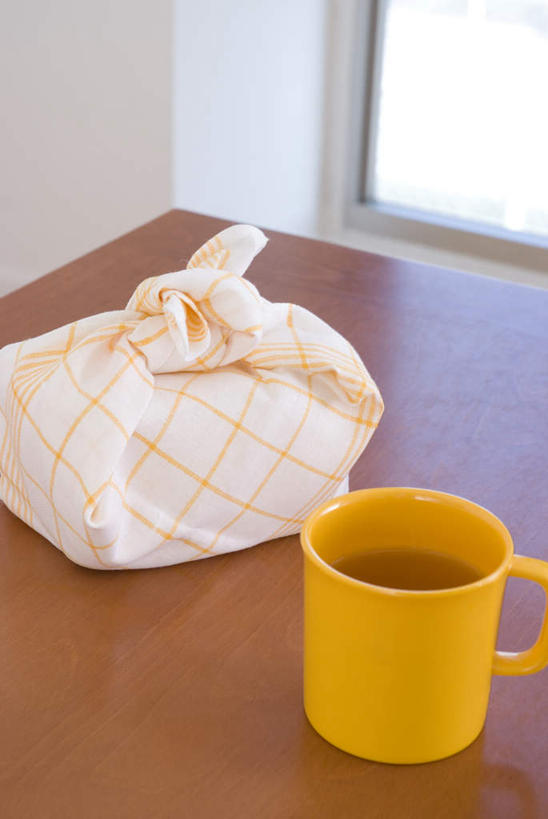 盒饭,咖啡,无人,竖图,俯视,室内,特写,白天,烹饪,幸福,窗户,落地窗,桌面,桌子,杯子,阴影,光线,木制,包裹,便当,瓷器,影子,墙,日本料理,料理,食品,咖啡杯,陶瓷制品,娱乐,菜肴,美食,玻璃窗,墙壁,墙面,食物,饮料,木制品,日式料理,享受,休闲,日式,温馨,便捷,放松,乐趣,佳肴,打包,便利,提神,舒适,瓷杯,醒脑,快捷,软饮料,弁当,彩图,高角度拍摄