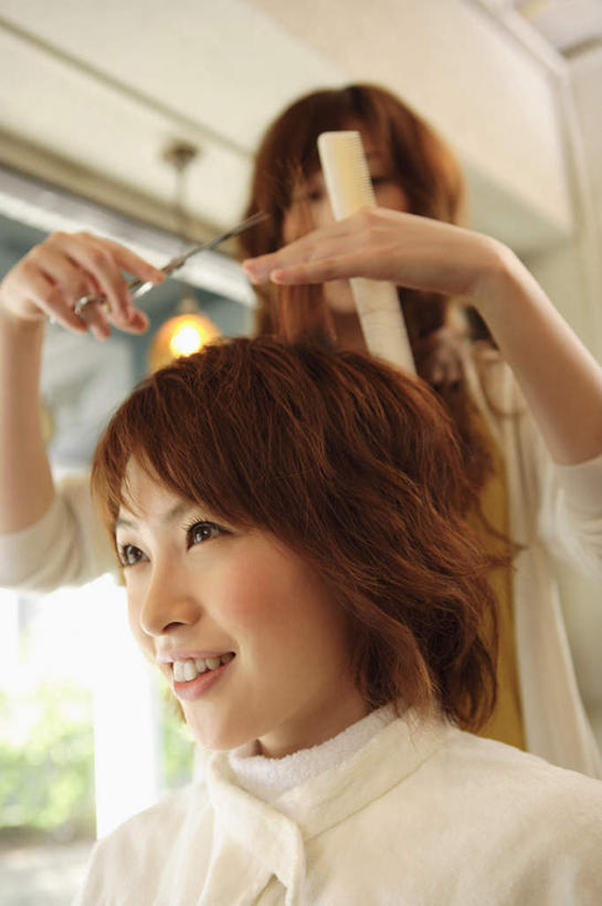 东方人,两个人,理发师,竖图,室内,白天,正面,美发,窗户,窗帘,落地窗,亚洲,修剪,阴影,服装,装饰,光线,工具,剪刀,影子,灯光,梳子,注视,休闲装,黄种人,吊灯,玻璃窗,灯,衣服,帘子,灯具,日用品,观察,看,休闲,休闲服,遮阳,服饰,观看,剪发,理发店,裁剪,华丽,修饰,点缀,察看,剪子,剪裁,切割,照明设备,关注,美发用品,衬托,美观,雅致,雅观,发梳,年轻女性,女人,女性,亚洲人,发型师,理发员,美发师,半身,彩图,理发