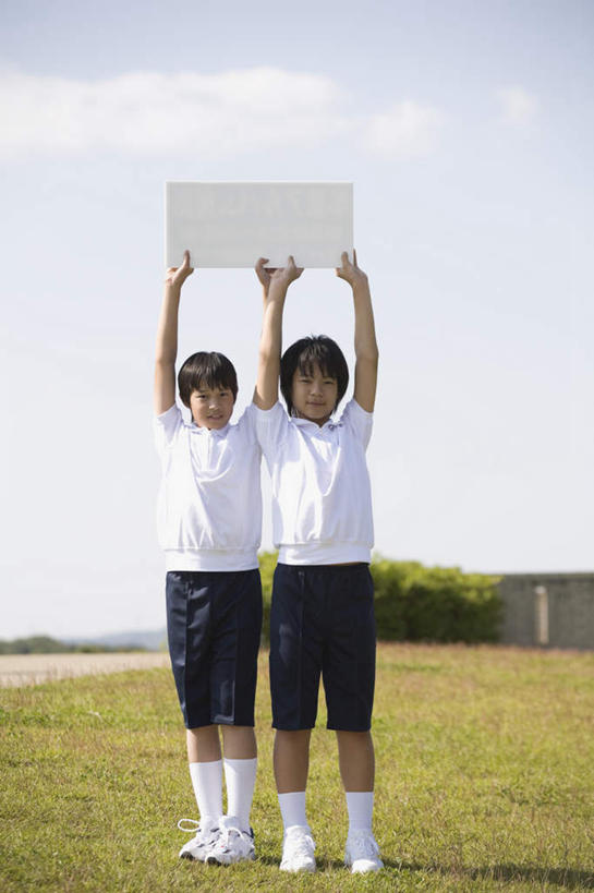 东方人,儿童,两个人,伙伴,朋友,学生,站,举,竖图,室外,白天,正面,制服,友谊,纯洁,草地,草坪,树林,植物,亚洲,学习,阴影,服装,光线,告示牌,影子,警告,注视,黄种人,告示,草,树,树木,小孩,蓝色,绿色,蓝天,天空,阳光,自然,天,观察,看,托,站着,同学,可爱,童年,童趣,生长,晴朗,成长,观看,察看,关注,童真,烂漫,无邪,学生服,万里无云,天真,友情,男孩,男人,男性,亚洲人,晴空,晴空万里,举起,举手,举着,向上举,向上伸,向上托,站立,彩图,全身,男生