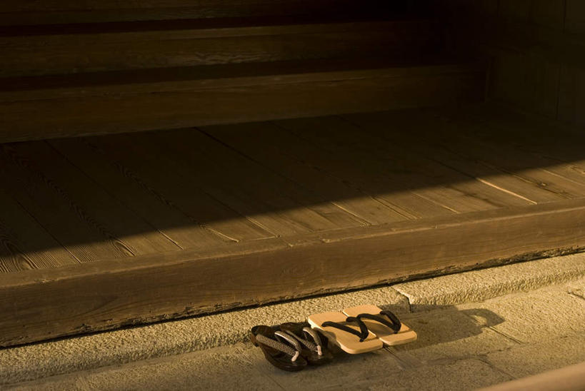 无人,家,横图,俯视,室内,白天,地板,鞋子,阴影,日本文化,光线,影子,房屋,屋子,地面,文化,木屐,楼房,木地板,住宅,木鞋,东亚文化,彩图,高角度拍摄,人字拖,人字拖鞋,房子