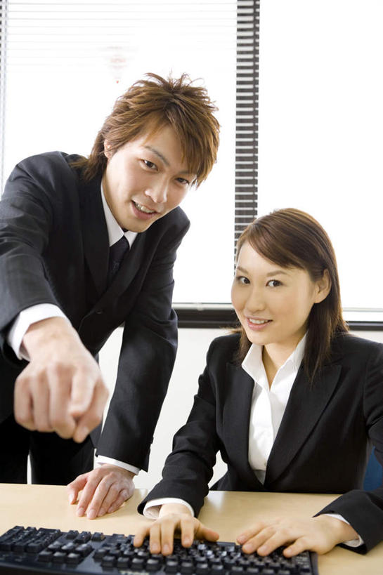 东方人,两个人,商务人士,商务男性,商务女性,站,坐,笑,微笑,露齿笑,竖图,室内,白天,正面,衬衫,电脑,显示器,鼠标,键盘,亚洲,敲打,阴影,套装,光线,网络,影子,墙,注视,指点,黄种人,输入,输入设备,通讯设备,墙壁,墙面,打字,观察,看,站着,台式电脑,观看,教导,点击,敲击,察看,关注,通信设备,商务装,工薪阶层,输出设备,指教,按键,男人,男性,年轻男性,年轻女性,女人,女性,亚洲人,白领,上班族,站立,坐着,半身,彩图,衬衣