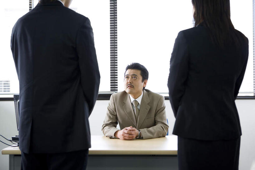 东方人,三个人,同事,商务人士,商务男性,商务女性,站,坐,说,横图,室内,白天,正面,衬衫,成功,合作,团队,集体,信心,窗户,落地窗,桌子,亚洲,阴影,套装,光线,影子,办公桌,教育,注视,黄种人,队伍,玻璃窗,观察,看,站着,观看,察看,领导,培训,成就,关注,商务装,合伙,领袖,工薪阶层,交流,男人,男性,年轻男性,年轻女性,女人,女性,中年男性,亚洲人,白领,上班族,沟通,讲话,交谈,说话,谈话,站立,坐着,半身,彩图,衬衣