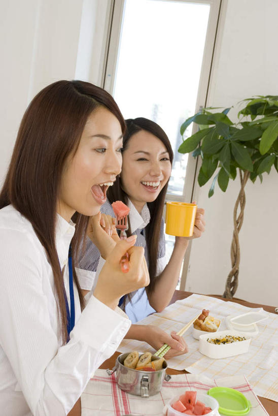 盒饭,东方人,两个人,商务人士,商务女性,坐,举,笑,吃,微笑,露齿笑,竖图,室内,特写,白天,侧面,烹饪,午餐,植物,筷子,门,桌面,桌子,餐具,亚洲,握,阴影,套装,光线,木制,便当,叉子,碟子,盘,盆栽,影子,叉,塑料,日本料理,料理,食品,盆景,拿,拎,拿着,注视,黄种人,文化,传统,菜肴,美食,盒子,桌布,食物,绿色,自然,盘子,木制品,容器,塑料制品,碟,门框,日式料理,观察,看,托,日式,便捷,握着,佳肴,生长,成长,观看,储藏,礼节,察看,便利,储存,关注,礼仪,商务装,工薪阶层,快捷,弁当,年轻女性,女人,女性,亚洲人,白领,上班族,进餐用具,烹调用具,举起,举手,举着,嚼,食,向上举,向上伸,向上托,坐着,半身,彩图,贮存,拎着