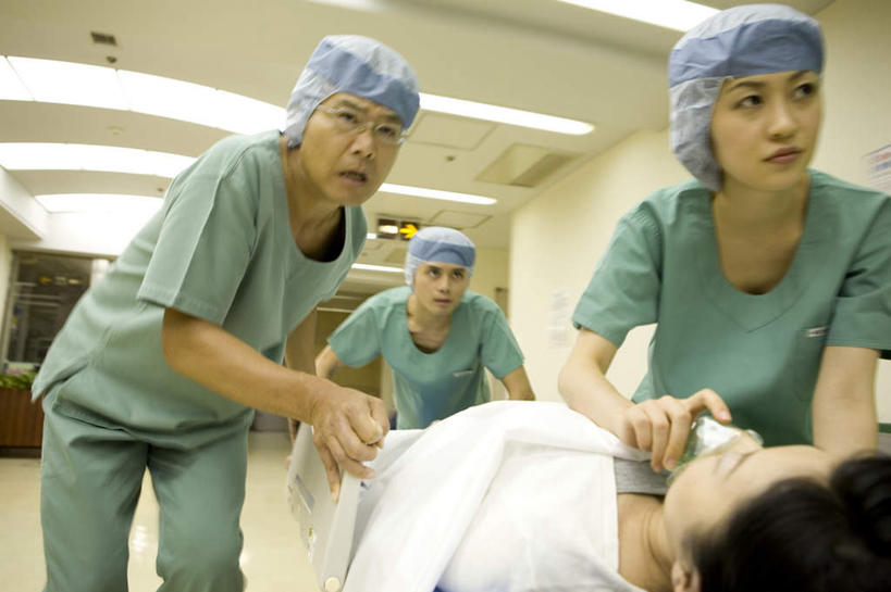 东方人,四个人,医生,病人,护士,站,躺,横图,室内,白天,正面,床,帽子,亚洲,戴,阴影,服装,光线,影子,灯光,床单,拿,拿着,注视,休闲装,黄种人,被子,顶灯,灯,衣服,灯具,观察,看,站着,医护人员,医疗人员,休闲,休闲服,氧气瓶,服饰,观看,戴着,察看,医疗,医疗设备,氧气面罩,被单,白衣天使,照明设备,关注,医疗器械,急救床,手术帽,男人,男性,年轻女性,女人,女性,中年男性,亚洲人,大夫,患者,就医者,躺着,站立,半身,彩图