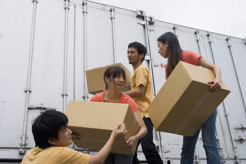 东方人,四个人,伙伴,朋友,站,搬运,横图,室外,白天,正面,友谊,卡车,汽车,亚洲,服装,包装,纸箱,云,云朵,云彩,注视,休闲装,黄种人,车,衣服,白云,天空,容器,箱子,交通工具,天,观察,看,站着,休闲,休闲服,服饰,观看,察看,关注,纸板箱,包装箱,友情,男人,男性,年轻男性,年轻女性,女人,女性,亚洲人,搬,站立,半身,彩图