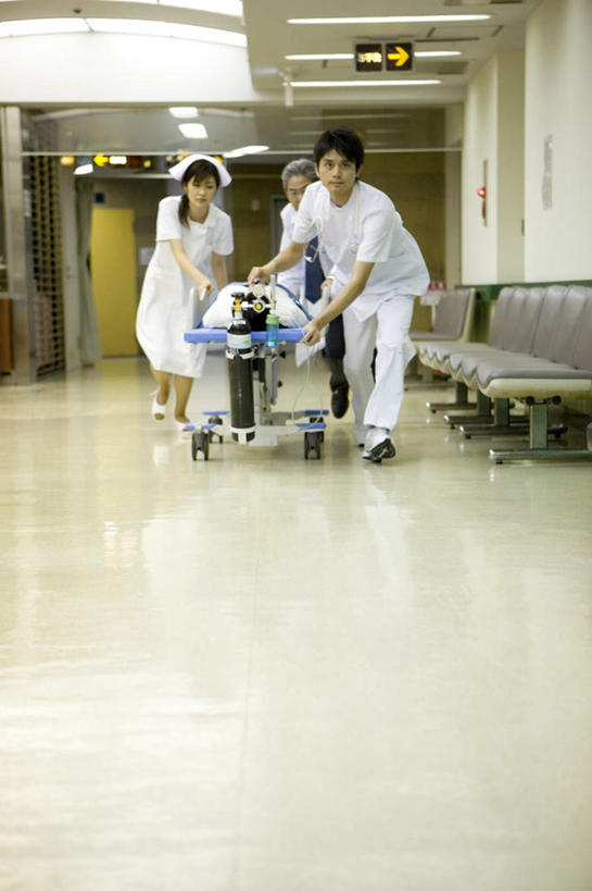 东方人,四个人,医生,病人,护士,站,躺,竖图,室内,白天,正面,床,帽子,亚洲,戴,阴影,服装,光线,影子,走道,走廊,过道,灯光,床单,拿,拿着,注视,休闲装,黄种人,被子,顶灯,灯,衣服,灯具,观察,看,站着,医护人员,医疗人员,休闲,休闲服,氧气瓶,服饰,观看,戴着,察看,医疗,医疗设备,氧气面罩,被单,白衣天使,照明设备,关注,医疗器械,急救床,手术帽,男人,男性,年轻女性,女人,女性,中年男性,亚洲人,大夫,患者,就医者,躺着,站立,彩图,全身