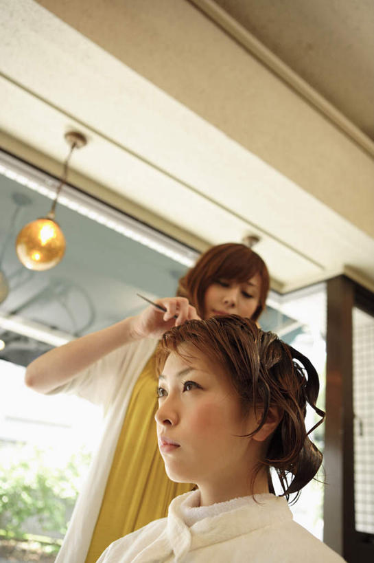 东方人,两个人,理发师,站,坐,竖图,室内,白天,侧面,窗户,亚洲,阴影,服装,光线,影子,灯光,拿,梳子,拿着,注视,休闲装,黄种人,吊灯,玻璃窗,灯,衣服,灯具,日用品,观察,看,站着,休闲,休闲服,服饰,观看,清理,木梳,察看,照明设备,关注,美发用品,年轻女性,女人,女性,亚洲人,发型师,理发员,美发师,站立,坐着,半身,彩图