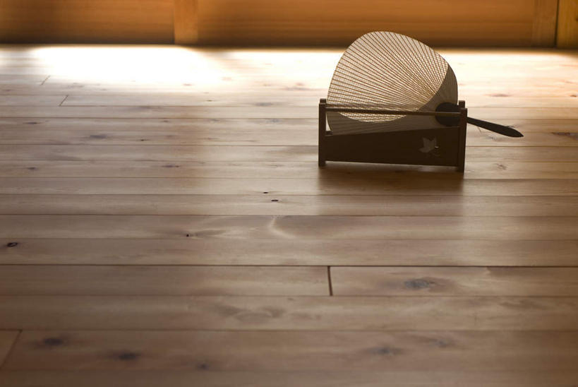 无人,横图,室内,特写,白天,正面,地板,静物,一把,阴影,日本文化,光线,影子,地面,木地板,蒲扇,彩图,葵扇