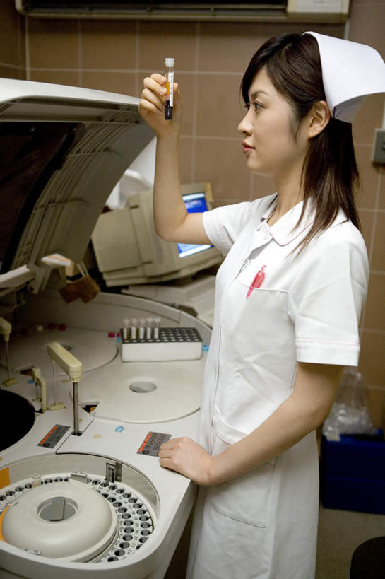 东方人,一个人,护士,医院,竖图,室内,白天,侧面,实验,仪器,杯子,帽子,亚洲,仅一个年轻女性,仅一个女性,仅一个人,握,阴影,朦胧,模糊,研究,透明,分析,光线,化学,测试,试管,影子,拿,拎,拿着,注视,黄种人,玻璃制品,玻璃瓶,瓶子,观察,看,器皿,血液,握着,观看,察看,护士帽,白衣天使,关注,计量,玻璃仪器,试验耗材,实验用品,年轻女性,女人,女性,亚洲人,玻璃杯,半身,彩图,诊所,拎着