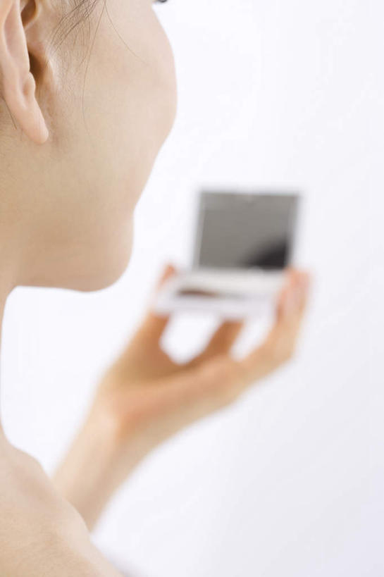 东方人,一个人,举,笑,微笑,露齿笑,竖图,室内,特写,白天,白色背景,镜子,亚洲,仅一个年轻女性,仅一个女性,仅一个人,握,阴影,朦胧,模糊,光线,影子,拿,化妆盒,拿着,注视,黄种人,背面,化妆镜,观察,看,托,握着,摄影,影棚,观看,镜像,察看,化妆用品,镜面,关注,年轻女性,女人,女性,亚洲人,举起,举手,举着,向上举,向上伸,向上托,半身,彩图,影棚拍摄,拍摄