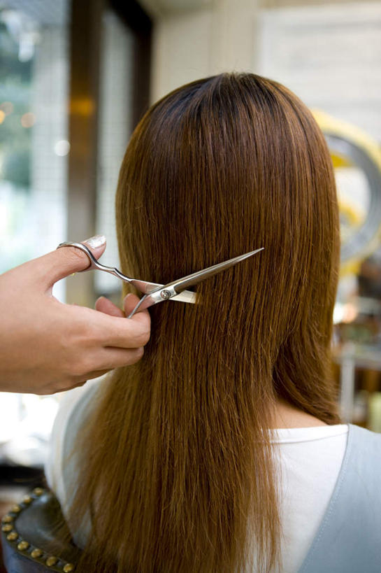 东方人,两个人,理发师,站,坐,竖图,室内,白天,美发,窗户,镜子,落地窗,亚洲,修剪,阴影,服装,光线,工具,剪刀,影子,注视,休闲装,黄种人,玻璃窗,背面,衣服,观察,看,站着,休闲,休闲服,服饰,观看,剪发,理发店,裁剪,镜像,察看,剪子,剪裁,切割,镜面,关注,理发剪,年轻女性,女人,女性,亚洲人,发型师,理发员,美发师,站立,坐着,半身,彩图,理发