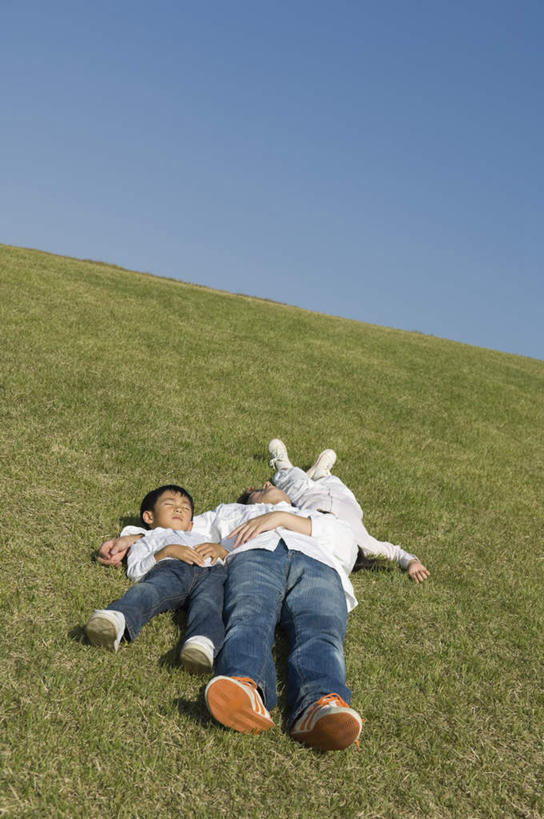东方人,儿童,三个人,家庭,父亲,女儿,儿子,躺,闭眼,睡,竖图,室外,白天,正面,旅游,度假,纯洁,草地,草坪,植物,亚洲,服装,注视,休闲装,黄种人,娱乐,草,小孩,衣服,绿色,观察,看,享受,休闲,温暖,温馨,父女,父子,一家人,休闲服,放松,父爱,可爱,童年,童趣,服饰,观看,和睦,察看,关注,户外运动,童真,烂漫,无邪,卧着,天真,男孩,男人,男性,年轻男性,女孩,女人,女性,亚洲人,孩子,年轻人,闭眼睛,闭着眼,闭着眼睛,困,困觉,寝息,睡觉,躺着,卧,彩图,全身,融洽,男生,女生