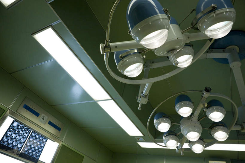 无人,医院,横图,x光片,照片,室内,白天,仰视,阴影,光线,影子,墙,灯光,顶灯,墙壁,墙面,灯,灯具,摄影,手术室,照明设备,无影灯,相片,彩图,低角度拍摄,拍摄,照相