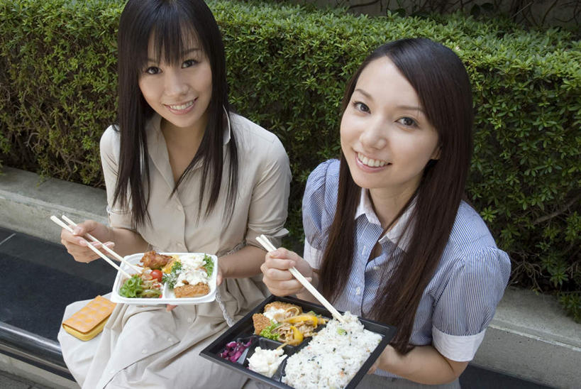 盒饭,东方人,两个人,商务人士,商务女性,坐,举,笑,吃,微笑,露齿笑,横图,俯视,室外,特写,白天,烹饪,午餐,植物,筷子,桌面,桌子,餐具,亚洲,握,套装,木制,便当,饭盒,塑料,日本料理,料理,食品,拿,拿着,注视,黄种人,文化,传统,菜肴,美食,盒子,食物,绿色,自然,木制品,容器,塑料制品,日式料理,观察,看,托,日式,便捷,握着,佳肴,生长,成长,观看,储藏,礼节,察看,便利,储存,关注,礼仪,商务装,工薪阶层,快捷,弁当,年轻女性,女人,女性,亚洲人,白领,上班族,进餐用具,烹调用具,举起,举手,举着,嚼,食,向上举,向上伸,向上托,坐着,半身,彩图,高角度拍摄,贮存