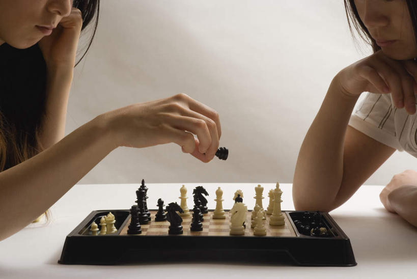 东方人,两个人,坐,捏,横图,室内,白天,侧面,游戏,快乐,比赛,竞争,桌子,亚洲,握,阴影,服装,光线,影子,拿,捏着,玩,拿着,注视,休闲装,黄种人,娱乐,书桌,衣服,课桌,象棋,观察,看,休闲,思考,休闲服,棋盘,国际象棋,思索,想,益智,握着,服饰,观看,活动,察看,发泄,关注,消遣,智力,宣泄,年轻女性,女人,女性,亚洲人,玩耍,嬉戏,坐着,半身,彩图