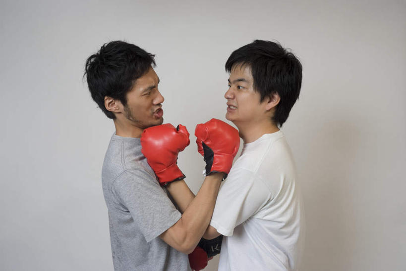 东方人,两个人,站,横图,室内,白天,侧面,安全,竞争,拳击,亚洲,对抗,阴影,服装,生气,冲突,光线,影子,防护,拳击手套,注视,休闲装,黄种人,运动器械,衣服,手套,观察,看,站着,休闲,休闲服,健身器械,愤怒,服饰,观看,对视,保护,察看,打击,对立,发怒,关注,矛盾,护手,保险,情绪,健身器材,脾气,忿怒,怨恨,强烈,敌对,挫败,斗争,抗拒,抗衡,保全,周全,安稳,安定,防护手套,激动,平安,男人,男性,年轻男性,亚洲人,站立,半身,彩图,运动器材