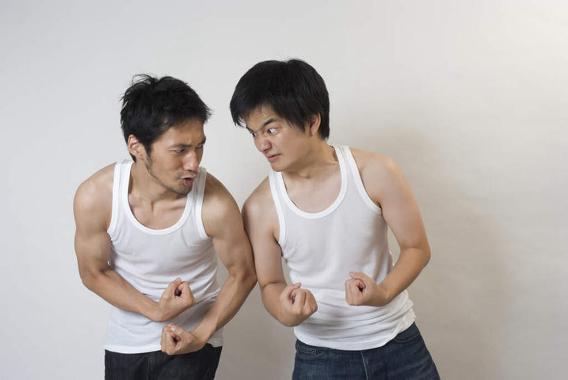 东方人,肌肉,健壮,两个人,站,横图,室内,白天,白色背景,正面,竞争,亚洲,对抗,阴影,服装,冲突,光线,背心,影子,墙,注视,休闲装,黄种人,上衣,墙壁,墙面,衣服,观察,看,站着,休闲,健康,休闲服,活力,力量,摄影,服饰,影棚,观看,青春,对视,察看,强壮,对立,关注,矛盾,敌对,挫败,斗争,抗拒,抗衡,男人,男性,年轻男性,亚洲人,站立,半身,彩图,影棚拍摄,拍摄