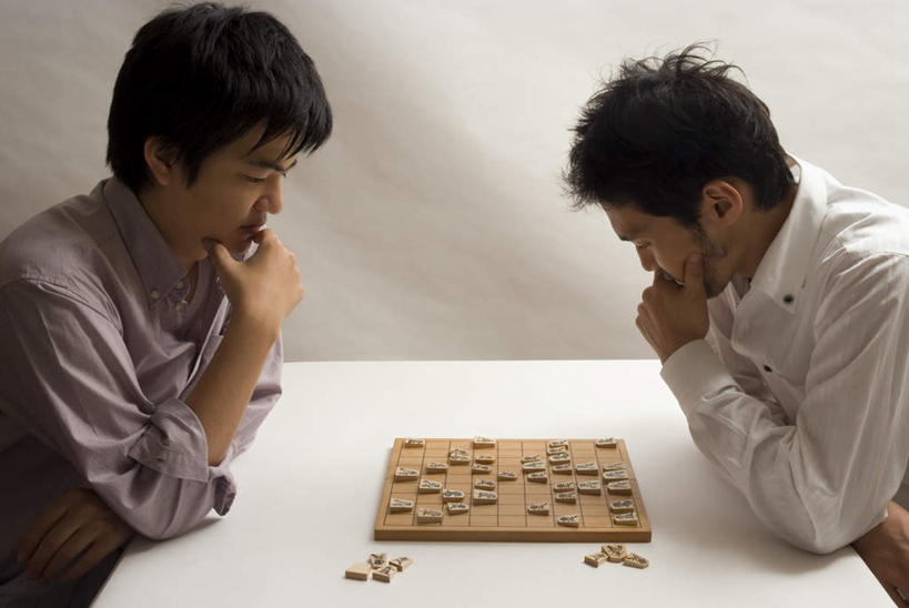 东方人,两个人,坐,横图,室内,白天,侧面,游戏,快乐,比赛,竞争,桌子,亚洲,握,阴影,服装,日本文化,光线,影子,拿,玩,拿着,注视,休闲装,黄种人,文化,娱乐,书桌,衣服,课桌,象棋,观察,看,休闲,思考,休闲服,棋子,棋盘,思索,想,益智,握着,服饰,观看,活动,察看,发泄,关注,消遣,智力,东亚文化,宣泄,将棋,日本象棋,男人,男性,年轻男性,亚洲人,玩耍,嬉戏,坐着,半身,彩图,传统文化