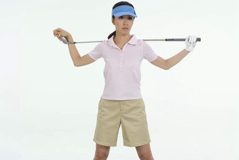 东方人,一个人,运动员,站,横图,室内,白天,正面,运动服,锻炼,运动,帽子,亚洲,仅一个年轻女性,仅一个女性,仅一个人,戴,阴影,服装,光线,高尔夫,影子,注视,黄种人,骑,衣服,遮阳帽,观察,看,扛,站着,服饰,观看,戴着,察看,高尔夫球杆,衣着,穿着,关注,高尔夫运动,高尔夫球具,衣饰,扛在肩上,骑在肩上,体育,年轻女性,女人,女性,亚洲人,体育运动员,运动选手,站立,半身,彩图,健身,运动装