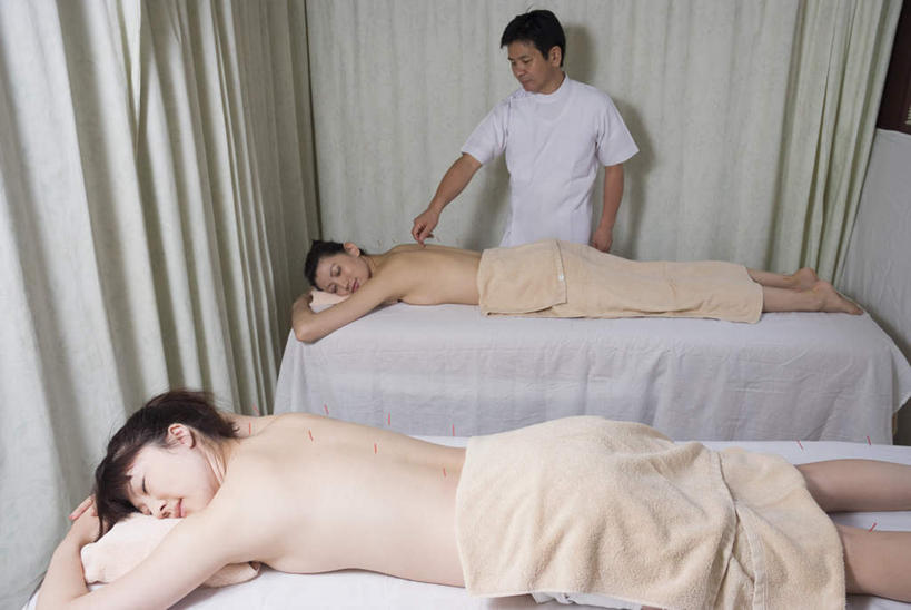 东方人,三个人,医生,病人,医院,闭眼,横图,俯视,室内,白天,床,亚洲,阴影,光线,医学,纺织物,影子,床单,拿,拿着,注视,黄种人,文化,裸露,病床,毛巾,观察,看,趴着,清洁,医护人员,医疗人员,治疗,保健,观看,经络,保暖,察看,医疗,穴位,关注,中国文化,裸,针灸,调和,中医,透气,防水,医治,医疗机构,针灸针,疏通,储水,耐磨,吸水,艾灸,灸法,针法,中医学,男人,男性,年轻男性,年轻女性,女人,女性,亚洲人,大夫,患者,就医者,闭眼睛,闭着眼,闭着眼睛,趴,半身,彩图,高角度拍摄,病院,诊所,传统文化