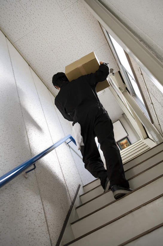 东方人,背部,一个人,机修工,工程师,工厂,栏杆,走,举,竖图,室内,白天,仰视,窗户,楼梯,亚洲,仅一个男性,仅一个人,阴影,服装,光线,包装,扶手,影子,纸箱,阶梯,屋顶,顶棚,注视,休闲装,黄种人,护栏,玻璃窗,台阶,工人,仅一个年轻男性,一个,衣服,容器,箱子,观察,看,托,休闲,休闲服,服饰,单个,观看,察看,关注,护手,纸板箱,包装箱,男人,男性,年轻男性,亚洲人,机械师,机修工人,技师,步行,举起,举手,举着,散步,向上举,向上伸,向上托,走路,彩图,低角度拍摄,全身,工地,制造厂