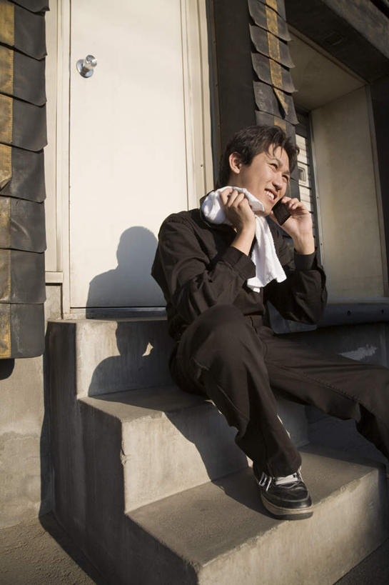 东方人,一个人,机修工,工程师,工厂,坐,竖图,室外,白天,正面,楼梯,门,亚洲,仅一个男性,仅一个人,擦,阴影,服装,光线,影子,阶梯,注视,休闲装,黄种人,台阶,工人,仅一个年轻男性,一个,衣服,阳光,门框,擦汗,打开,观察,看,休闲,休闲服,擦拭,服饰,单个,观看,察看,开启,关注,男人,男性,年轻男性,亚洲人,机械师,机修工人,技师,坐着,彩图,全身,工地,制造厂