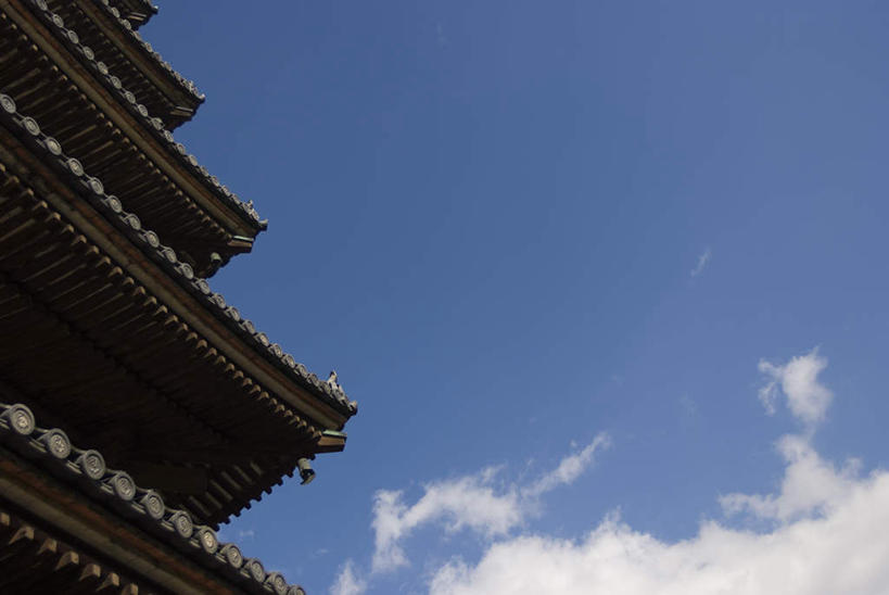 无人,寺庙,横图,室外,白天,仰视,旅游,度假,名胜古迹,标志建筑,地标,建筑,京都,日本,亚洲,阴影,遗迹,光线,影子,云,云朵,塔,云彩,古迹,文物,娱乐,建设,古建筑,宝塔,蓝色,白云,蓝天,天空,阳光,庙宇,天,享受,休闲,旅游胜地,放松,京都府,晴朗,古文明,东亚,本州,本州岛,日本国,近畿地方,近畿,仁和寺,浮图,浮屠,晴空,彩图,低角度拍摄,庙,寺