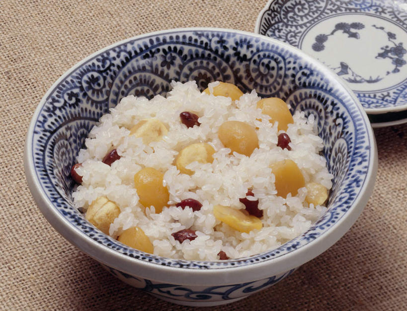 米饭,无人,横图,俯视,室内,特写,白天,烹饪,桌面,桌子,餐具,水果,阴影,新鲜,光线,木制,碟子,盘,影子,陶瓷,板栗,栗子,生食,日本料理,料理,食品,坚果,果实,毛栗子,陶瓷制品,饭,菜肴,美食,食物,盘子,木制品,容器,碟,碗,日式料理,日式,佳肴,有机食品,绿色食品,储藏,五谷,储存,枣子,毛栗,栗果,栗楔,进餐用具,烹调用具,彩图,高角度拍摄,贮存