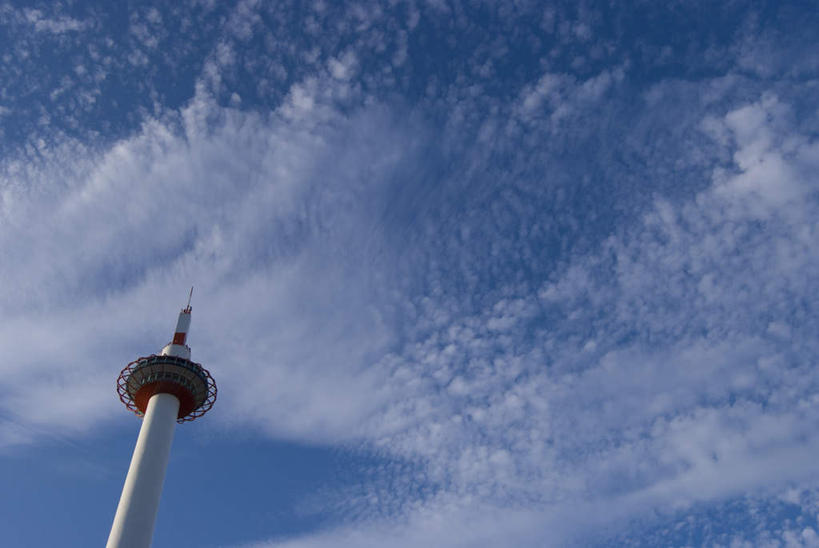 无人,横图,室外,白天,仰视,旅游,度假,标志建筑,地标,建筑,京都,日本,亚洲,阴影,光线,影子,云,云朵,塔,云彩,娱乐,建设,蓝色,白云,蓝天,天空,阳光,天,享受,休闲,旅游胜地,放松,京都府,晴朗,修建,东亚,本州,本州岛,日本国,近畿地方,近畿,修筑,京都塔,晴空,彩图,低角度拍摄