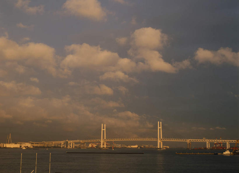 无人,横图,室外,白天,正面,度假,海浪,海洋,美景,城市风光,城市,神奈川,日本,亚洲,阴影,光线,影子,景观,浪花,云,云朵,桥,横滨,横滨市,神奈川县,云彩,娱乐,蓝色,白云,倒影,蓝天,天空,阳光,海水,天,享受,休闲,景色,放松,吊桥,晴朗,人行桥,悬索桥,倒映,吊杆,海景,东亚,本州,首府,关东地方,本州岛,日本国,反照,锚锭,悬索,大海,风浪,海,海水的波动,近岸浪,涌浪,晴空,彩图