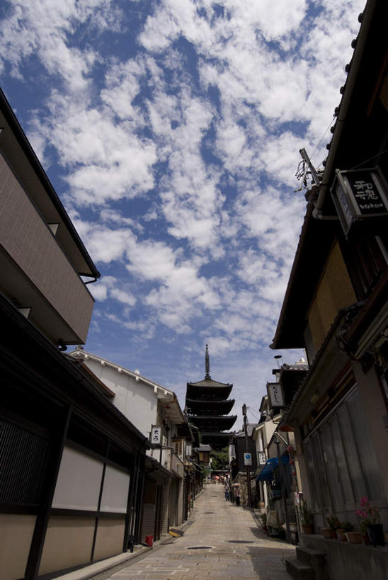 无人,家,寺庙,竖图,室外,白天,正面,旅游,度假,窗户,标志建筑,道路,地标,建筑,路,京都,日本,亚洲,阴影,节日,光线,影子,房屋,屋子,云,云朵,建筑群,小路,交通,燃烧,云彩,文化,娱乐,建设,楼房,玻璃窗,住宅,蓝色,白云,蓝天,天空,阳光,香火,庙宇,天,祈祷,享受,休闲,健康,放松,许愿,宗教,信仰,京都府,晴朗,纪念,祈求,东亚,本州,本州岛,日本国,近畿地方,近畿,东山区,法观寺,平安,晴空,彩图,房子,庙,寺