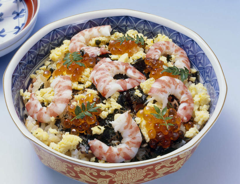 海鲜,米饭,寿司,无人,横图,俯视,室内,特写,白天,烹饪,餐桌,桌面,桌子,阴影,光线,木制,影子,陶瓷,蛋,鸡蛋,虾,鱼卵,日本料理,料理,食品,陶瓷制品,紫菜,饭,鱼籽,水产,菜肴,美食,海洋生物,食物,木制品,容器,碗,日式料理,日式,佳肴,餐台,储藏,五谷,储存,水生动物,海产品,醋饭,水生物,海底动物,草鸡蛋,四喜饭,彩图,高角度拍摄,贮存