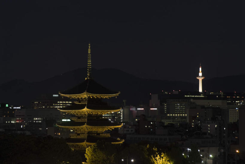无人,寺庙,横图,室外,夜晚,正面,旅游,度假,名胜古迹,标志建筑,地标,建筑,路灯,夜景,照明,京都,日本,亚洲,阴影,节日,遗迹,光线,影子,塔,灯光,古迹,文化,文物,娱乐,建设,古建筑,宝塔,灯,庙宇,祈祷,享受,休闲,健康,旅游胜地,放松,许愿,宗教,信仰,京都府,纪念,祈求,照亮,照明设备,古文明,东亚,本州,本州岛,日本国,近畿地方,近畿,京都塔,浮图,浮屠,平安,彩图,庙,寺