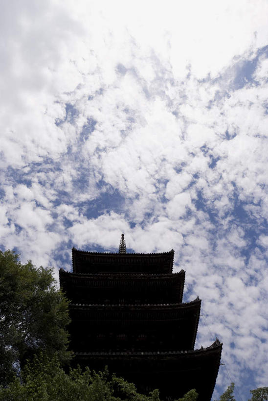 无人,寺庙,竖图,室外,白天,仰视,旅游,度假,名胜古迹,植物,标志建筑,地标,建筑,京都,日本,亚洲,阴影,节日,遗迹,光线,影子,云,云朵,塔,云彩,古迹,文化,文物,娱乐,建设,古建筑,宝塔,树,树木,蓝色,绿色,白云,蓝天,天空,阳光,自然,庙宇,天,祈祷,享受,休闲,健康,旅游胜地,放松,许愿,宗教,信仰,京都府,生长,晴朗,成长,纪念,祈求,古文明,东亚,本州,本州岛,日本国,近畿地方,近畿,浮图,浮屠,东山区,法观寺,平安,晴空,彩图,低角度拍摄,庙,寺