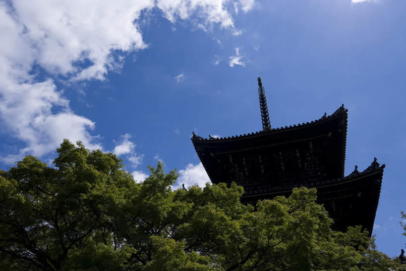 无人,寺庙,横图,室外,白天,仰视,旅游,度假,树林,植物,标志建筑,地标,建筑,京都,日本,亚洲,阴影,节日,光线,影子,云,云朵,建筑群,塔,云彩,文化,娱乐,建设,宝塔,树,树木,蓝色,绿色,白云,蓝天,天空,阳光,自然,庙宇,天,祈祷,享受,休闲,健康,放松,许愿,宗教,信仰,京都府,生长,成长,纪念,祈求,东亚,本州,本州岛,日本国,近畿地方,近畿,浮图,浮屠,真如堂,真正极乐寺,左京区,平安,彩图,低角度拍摄,庙,寺