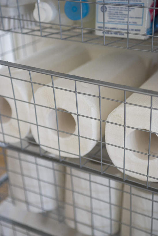 无人,竖图,室内,白天,正面,餐具,抽屉,一排,阴影,整齐,光线,碟子,盘,影子,架子,排列,盘子,碟,卫生纸,队列,彩图