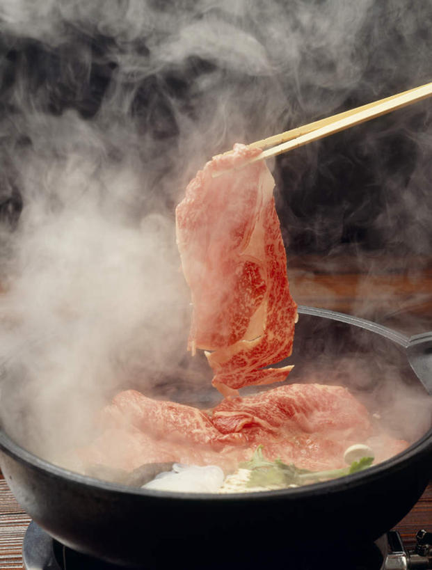 豆腐,无人,竖图,俯视,室内,特写,白天,烹饪,雾,筷子,桌面,桌子,蔬菜,洋葱,餐具,厨具,金属制品,切片,阴影,沸腾,新鲜,光线,金属,木制,蒸汽,锅子,影子,菌菇,肉,日本料理,牛肉,料理,食品,水蒸气,切块,菌类,文化,传统,锅,火锅,菜肴,美食,肉类,食物,木制品,日式料理,日式,食用菌,佳肴,有机食品,绿色食品,锅具,礼节,豆制品,礼仪,肉食,烹饪用具,蒸发,滑子菇,珍珠菇,滑菇,暖锅,进餐用具,烹调用具,圆葱,洋葱头,球葱,烹调,彩图,高角度拍摄