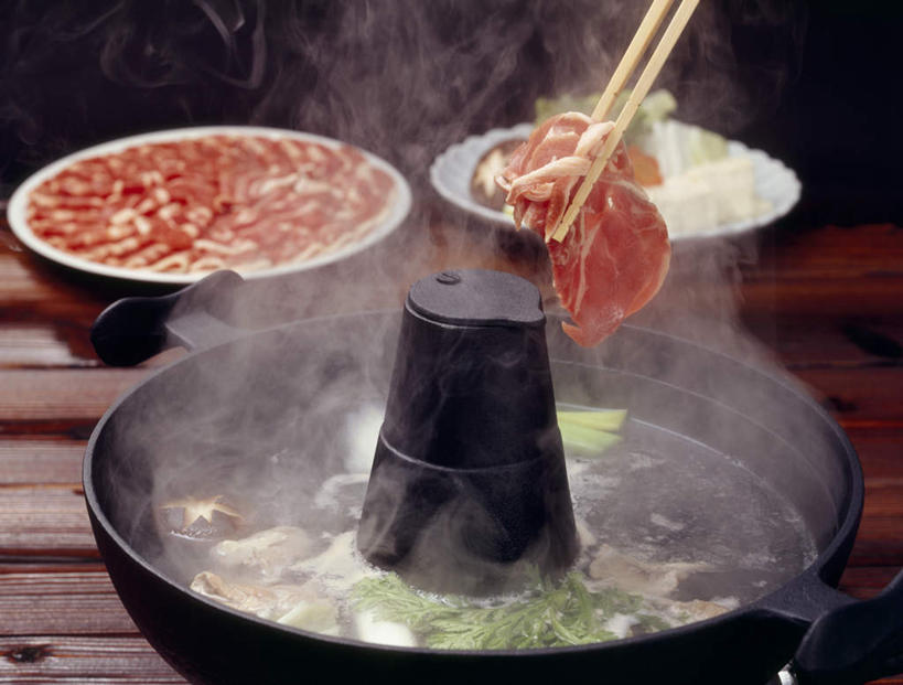 无人,横图,俯视,室内,特写,白天,烹饪,筷子,桌面,桌子,蔬菜,餐具,厨具,金属制品,切片,阴影,新鲜,光线,金属,木制,锅子,影子,陶瓷,菌菇,肉,日本料理,牛肉,料理,食品,陶瓷制品,菌类,文化,传统,锅,火锅,菜肴,美食,肉类,食物,木制品,容器,碗,日式料理,日式,食用菌,佳肴,有机食品,绿色食品,锅具,储藏,礼节,储存,礼仪,肉食,烹饪用具,滑子菇,珍珠菇,滑菇,暖锅,进餐用具,烹调用具,烹调,彩图,高角度拍摄,贮存