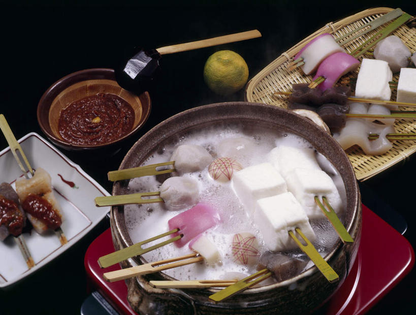 豆腐,无人,横图,俯视,室内,特写,白天,烹饪,桌面,桌子,餐具,阴影,光线,木制,叉子,砂锅,影子,肉,日本料理,料理,食品,火锅,猪肉,沙锅,菜肴,美食,肉类,食物,木制品,日式料理,日式,佳肴,豆制品,肉食,餐叉,味噌汤,豚肉,关东煮,关东炊,黑轮,御田,暖锅,进餐用具,烹调用具,彩图,高角度拍摄