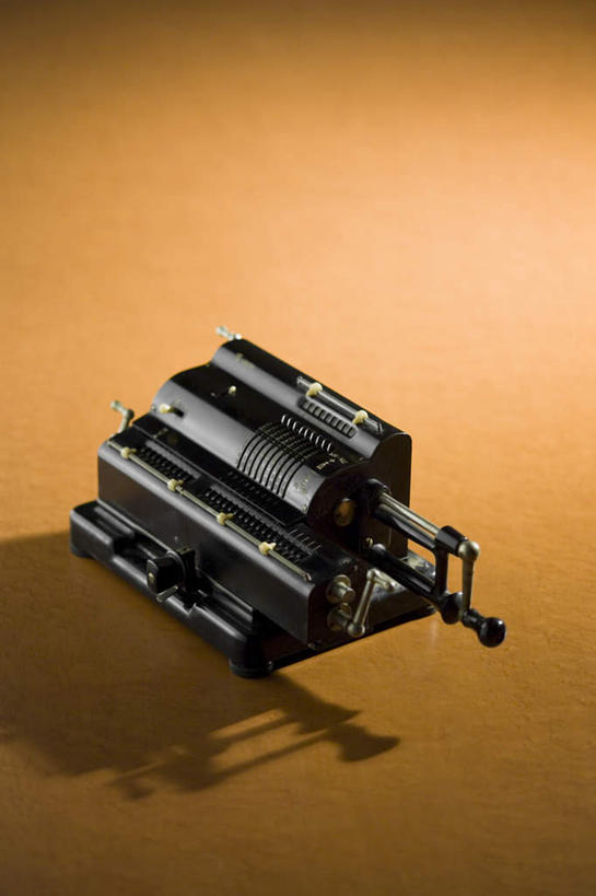 无人,竖图,俯视,室内,特写,白天,白色背景,计算器,静物,阴影,光线,计算,科学,影子,办公用品,一个,理财,财务,摄影,影棚,单个,古董,数学,彩图,高角度拍摄,影棚拍摄,拍摄