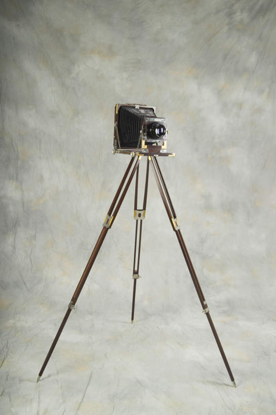 无人,竖图,室内,特写,白天,白色背景,正面,静物,相机,阴影,光线,影子,一个,拍照,摄影,影棚,单个,古董,三脚架,照相机,彩图,影棚拍摄,拍摄,照相